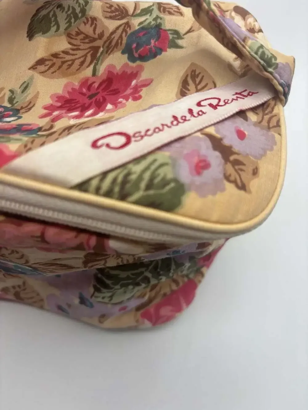 Oscar de la Renta cream background